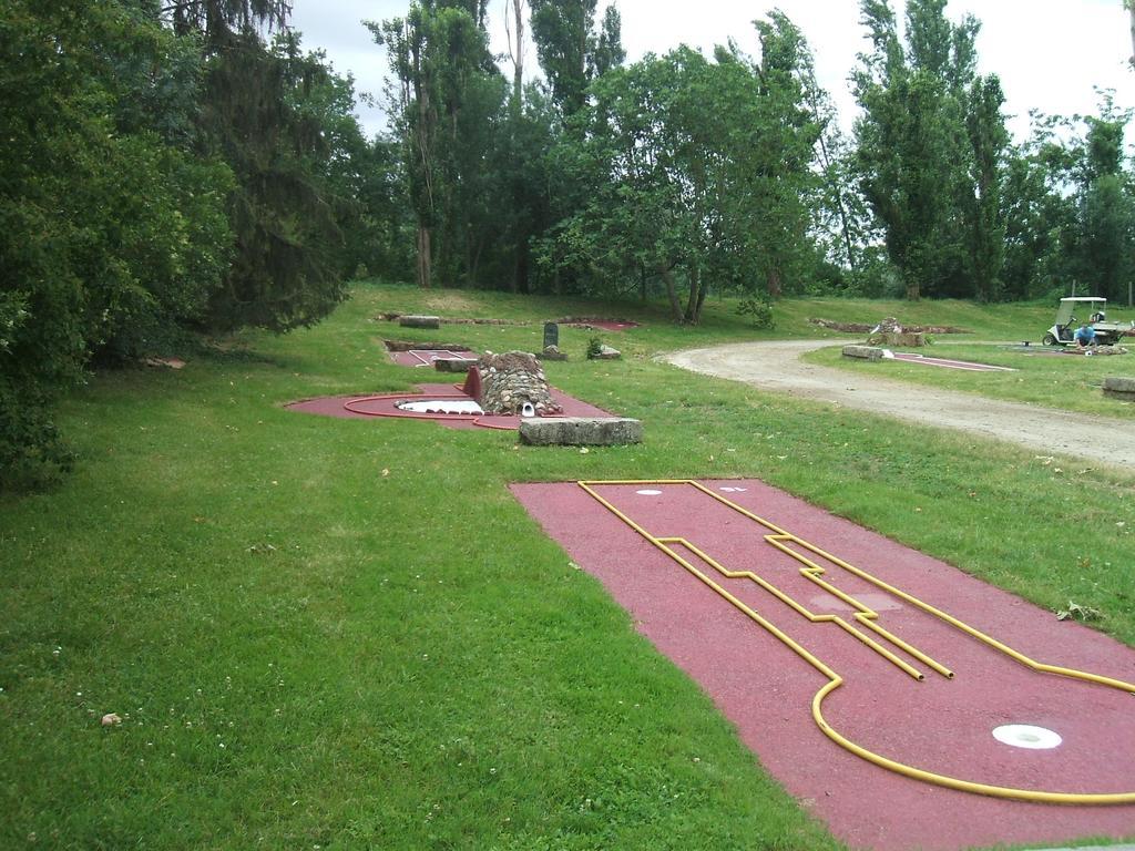 Отель Camping Parc Du Chateau D'Allot Боэ Экстерьер фото